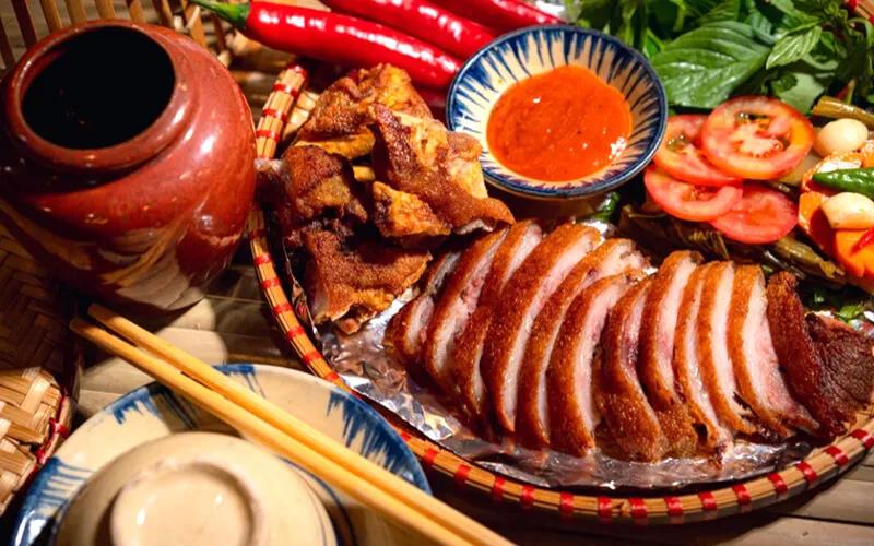 Công thức giò heo muối chiên giòn, với lớp da giòn tan và hương vị đậm đà, mang đến trải nghiệm ẩm thực khó quên.
