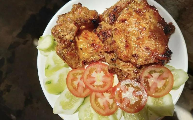 Khám phá công thức làm sườn cốt lết nướng mật ong, với hương thơm ngọt ngào, thịt mềm mọng, hoàn hảo để chiêu đãi cả gia đình.