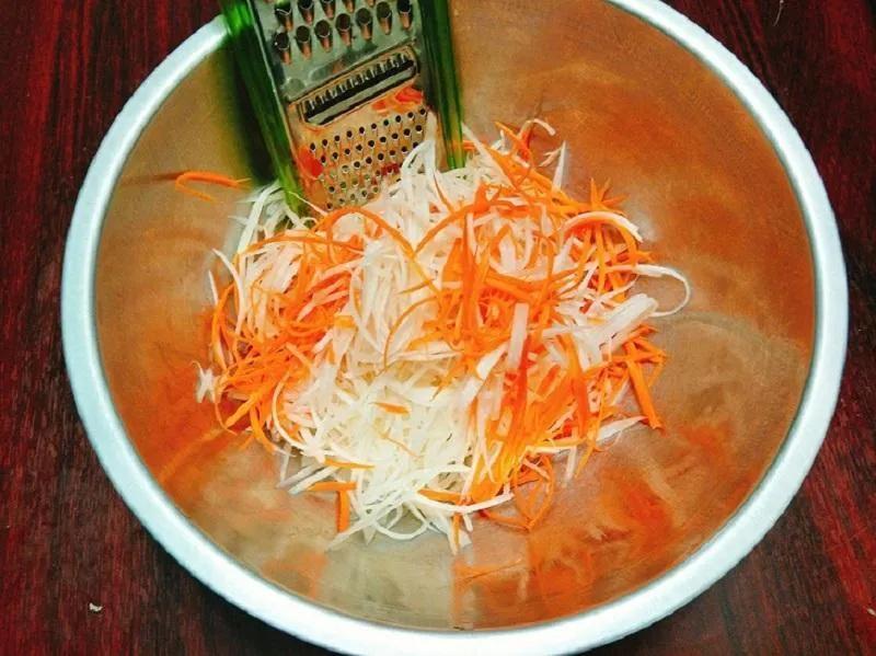 Khám phá cách chế biến nộm su hào cà rốt giòn sần sật, vừa thơm ngon lại không hề ngán, ăn hoài không chán.