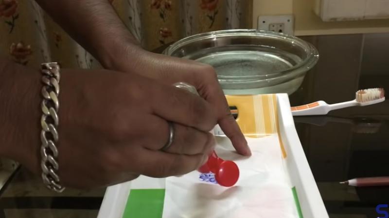 Cách xóa mực bút bi trên áo trắng chỉ với nước rửa tay
