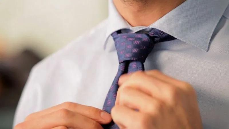 Kỹ thuật thắt cà vạt Windsor truyền thống dễ dàng thực hiện, nhưng mang lại vẻ ngoài thanh lịch và trang trọng mà bất kỳ ai cũng có thể làm chủ.