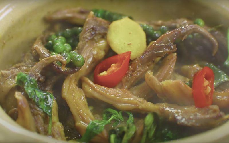 Khám phá cách chế biến lưỡi vịt sapo đậm đà, thơm ngon như món ăn tại các nhà hàng nổi tiếng.