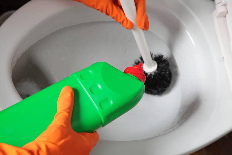 Hướng dẫn sử dụng nước tẩy bồn cầu an toàn và hiệu quả