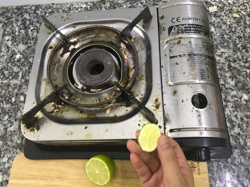 Làm sạch bếp gas sáng bóng chỉ với ba nguyên liệu quen thuộc ngay trong bếp nhà bạn