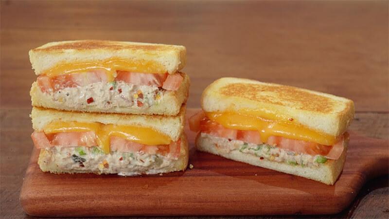 Hướng dẫn cách làm bánh mì sandwich cá ngừ phô mai, món ăn sáng bổ dưỡng giúp bạn bắt đầu ngày mới đầy năng lượng.