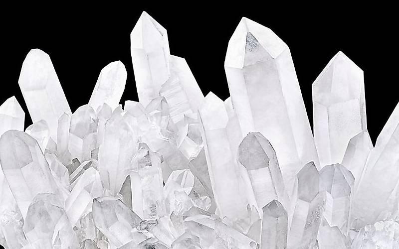 Đá thạch anh là gì? Liệu có nên đeo vòng đá thạch anh khi ngủ để tận dụng những lợi ích phong thủy của nó?