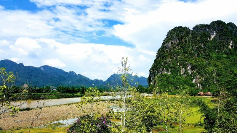 Khám phá 4 điểm du lịch tuyệt vời không thể bỏ qua khi đến Kim Bôi (Hòa Bình), nơi vẻ đẹp hoang sơ và các trải nghiệm kỳ thú đang chờ đón bạn.