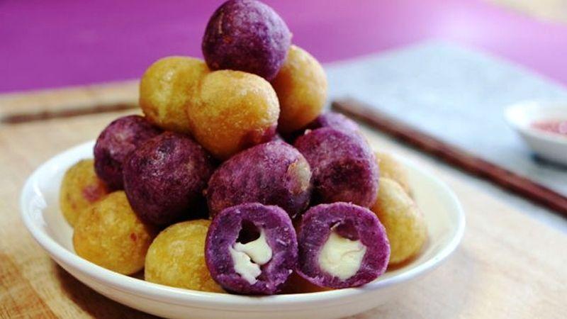 Chỉ với 10 phút, bạn sẽ có ngay món khoai mỡ chiên giòn, nhân phô mai thơm ngậy, tan chảy ngay trong miệng, hấp dẫn đến từng giây.
