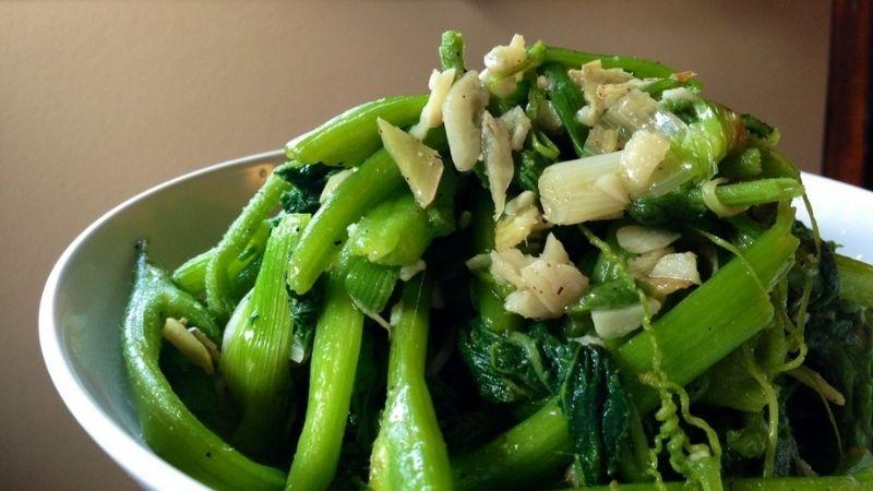 Món đọt bí xào tỏi xanh mướt, giòn rụm, thơm lừng, sẽ là một trải nghiệm khó quên cho bất kỳ ai thưởng thức. Cách chế biến đơn giản nhưng đầy quyến rũ này mang lại hương vị hoàn hảo cho bữa ăn của bạn.