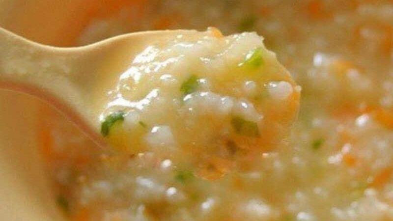Cháo bồ câu kết hợp với rau tươi không chỉ bổ dưỡng mà còn mang lại hương vị thơm ngon, là lựa chọn tuyệt vời cho sự phát triển của bé yêu.