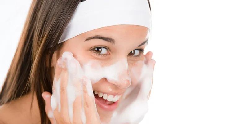 Để có làn da sạch khỏe, bạn cần hiểu rõ thời điểm sử dụng sữa rửa mặt sao cho đúng cách.