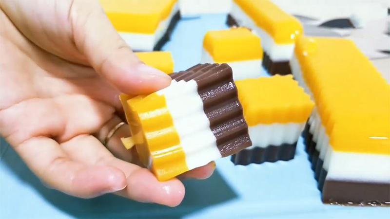 Hướng dẫn làm thạch rau câu bí đỏ milo sữa tươi 3 tầng ngon mắt, đơn giản mà cực kỳ hấp dẫn.