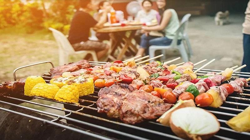 Tiệc BBQ là một trải nghiệm ẩm thực đặc biệt, nơi các món ăn được nướng trực tiếp trên lửa than. Khám phá ngay cách tổ chức tiệc BBQ tại nhà một cách đơn giản, dễ thực hiện nhưng đầy thú vị.