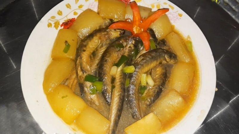 Món cá kèo kho củ cải trắng mang đậm nét hương vị đặc trưng miền Tây, với sự hòa quyện hoàn hảo giữa cá kèo ngọt thơm và củ cải trắng giòn, tạo nên một món ăn vô cùng đậm đà, hấp dẫn. Món ăn này không chỉ dễ làm mà còn rất dễ thưởng thức.