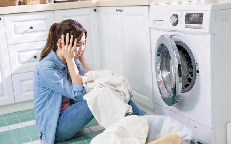 5 nguyên nhân phổ biến khiến quần áo giặt xong vẫn ám mùi ẩm mốc