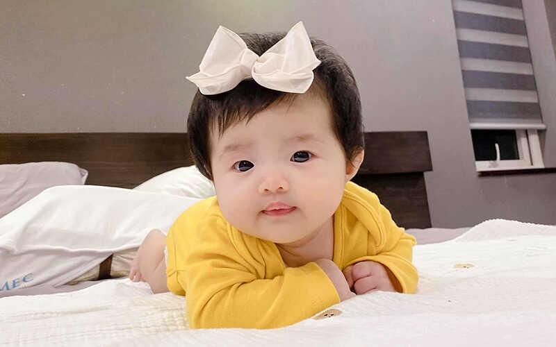 Tummy time là một phương pháp tập luyện đặc biệt dành cho trẻ sơ sinh. Vậy nó có lợi ích gì và tại sao ba mẹ nên chú ý đến nó? Hãy cùng tìm hiểu những điều thú vị về tummy time ngay thôi!
