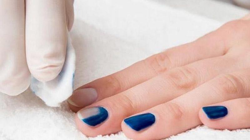 Nếu bạn yêu thích việc sơn móng tại nhà, đừng bỏ qua những mẹo hay giúp khắc phục tình trạng sơn móng bị vón cục này.