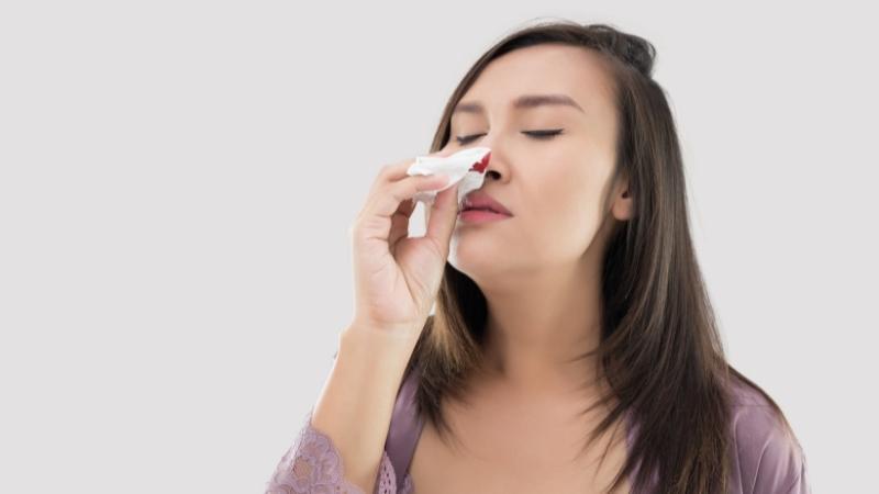 Khi gặp phải hiện tượng chảy máu cam, bạn nên làm gì để xử lý đúng cách và tránh những hậu quả không mong muốn?