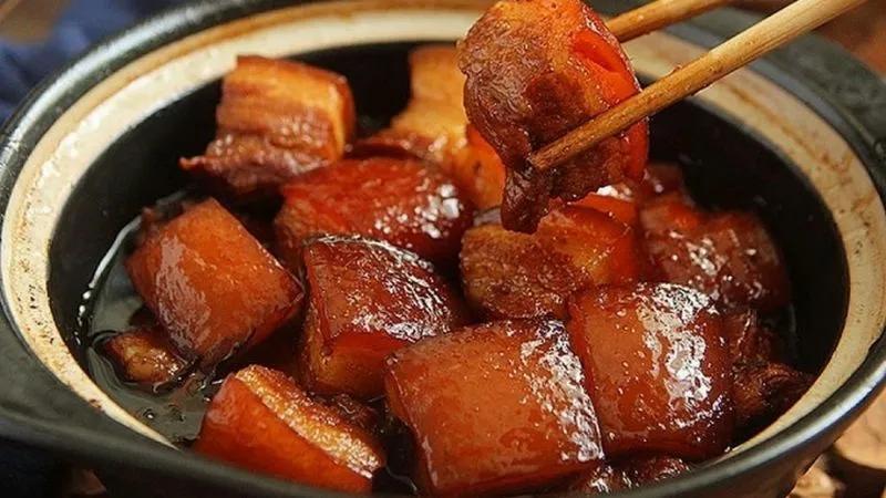 Khám phá ngay món thịt kho nước mía mới lạ, hứa hẹn sẽ làm bữa cơm gia đình trở nên hấp dẫn và đầy hương vị mà ai cũng sẽ mê mẩn.