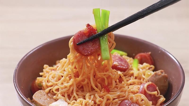 Khám phá cách làm mì trộn với xúc xích bò viên và xúc xích hình trái tim, món ăn dễ làm mà lại vô cùng hấp dẫn, mang đến hương vị mới lạ.