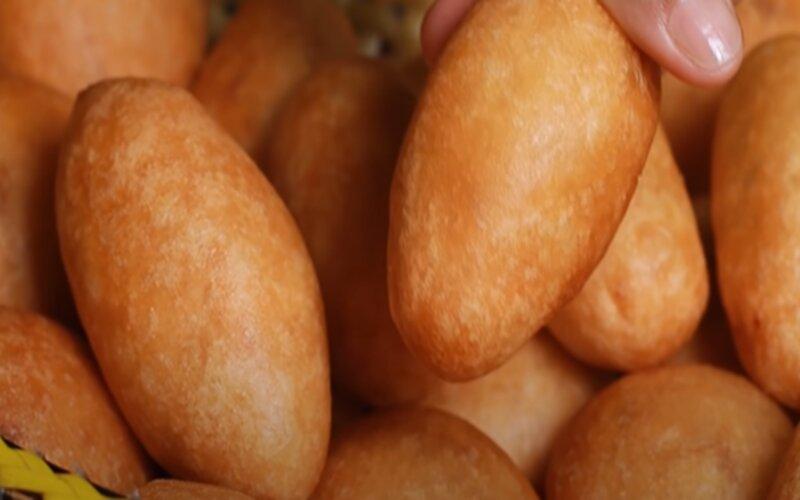 Khám phá cách làm bánh cam mặn miền Tây nhân thịt chiên giòn, với lớp vỏ giòn rụm và nhân thịt đậm đà, một món ngon đặc sản miền sông nước không thể bỏ qua.