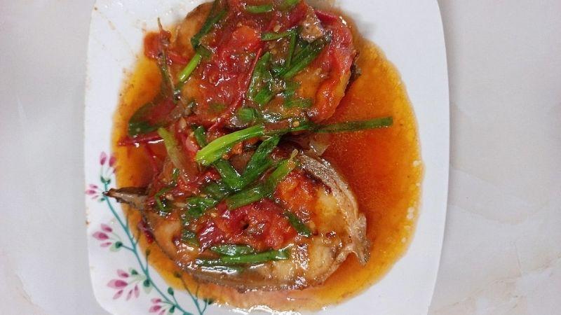 Hướng dẫn làm món cá bớp kho cà đậm đà, không tanh, dễ dàng thực hiện tại nhà.