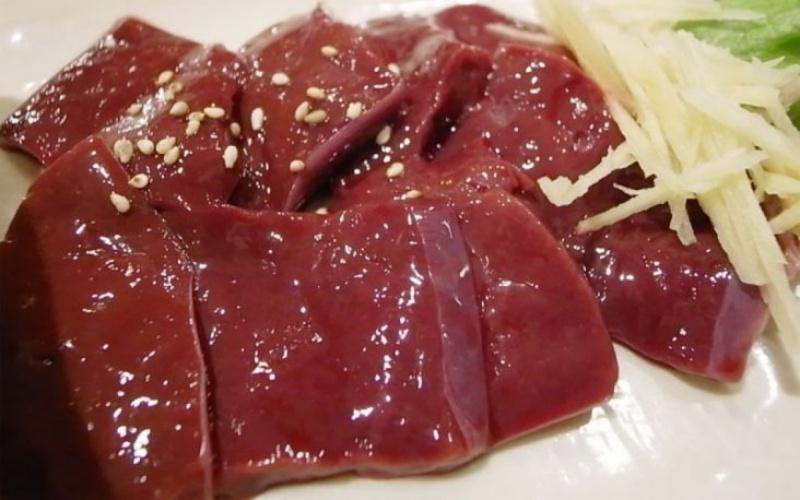 Khi lựa chọn gan heo, bạn cần lưu ý những miếng gan có màu sắc đỏ tươi hoặc tím đều đặn, không có dấu hiệu của vết bầm hoặc u. Gan cần phải có độ đàn hồi và khi chạm vào cảm giác mượt mà, chắc tay, không có mùi lạ hay chất nhờn bám trên bề mặt.