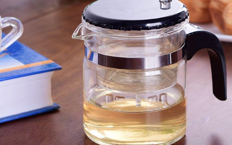 Chọn bình đựng trà, nước nóng bằng chất liệu nào là tốt nhất: nhựa, inox, gốm sứ hay thủy tinh?