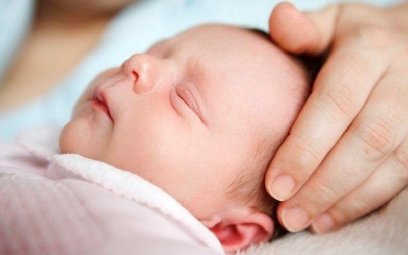 Trẻ sơ sinh bị méo đầu là hiện tượng gì và có nguy hiểm không?