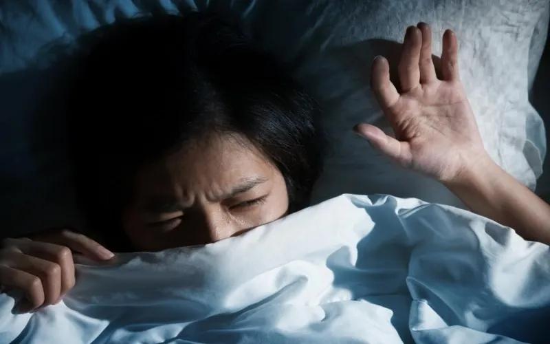 Khi gặp phải hiện tượng bóng đè, bạn nên làm gì để xử lý và phòng ngừa? Hãy tìm hiểu dấu hiệu nhận biết và các biện pháp khắc phục hiệu quả qua bài viết dưới đây.