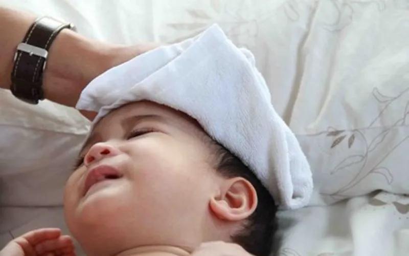 Khi trẻ bị sốt, phụ huynh nên chọn chườm nóng hay chườm lạnh để giúp con hạ sốt hiệu quả?
