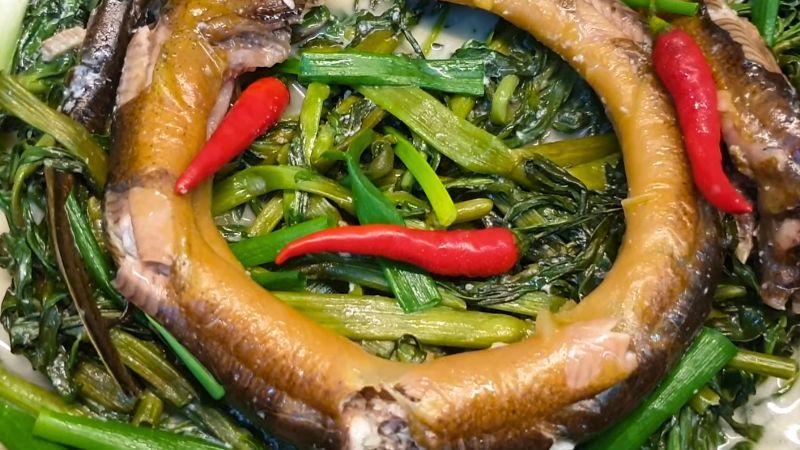 Lươn um rau ngổ, món ăn mang đậm bản sắc miền Tây, hòa quyện giữa vị ngọt thanh của lươn và hương thơm đặc trưng của rau ngổ, là một trải nghiệm ẩm thực không thể bỏ qua.