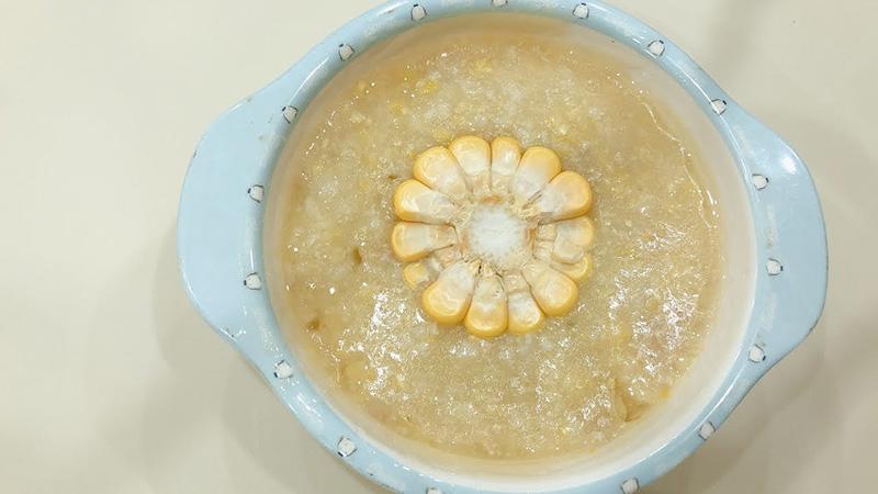Hướng dẫn mẹ cách nấu cháo ngô giàu dinh dưỡng cho bé trong giai đoạn ăn dặm.