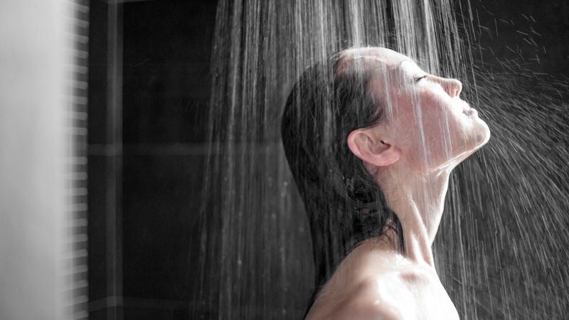 Trong những ngày hè oi ả, liệu số lần tắm mỗi ngày bao nhiêu là đủ để vừa làm mát cơ thể mà vẫn giữ gìn sức khỏe?