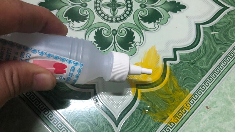 Loại bỏ vết sơn trên nền nhà với nước rửa móng tay