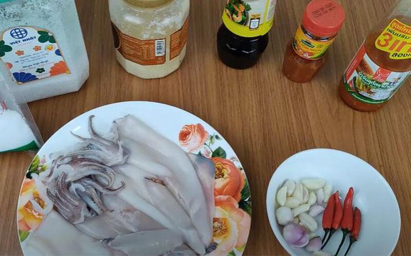 Khám phá cách chế biến mực một nắng nướng sa tế thơm ngon, chuẩn vị với nồi chiên không dầu, món ăn này sẽ làm phong phú thêm thực đơn gia đình bạn.