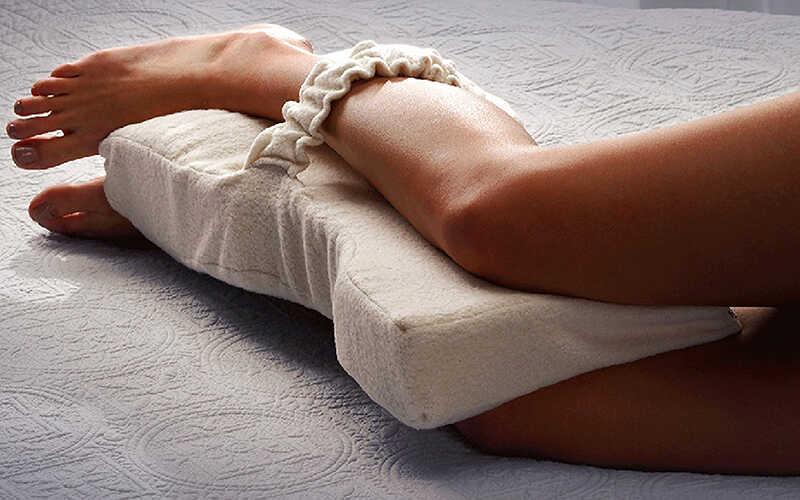 Bạn có biết việc kẹp gối giữa hai chân khi ngủ lại mang đến những lợi ích bất ngờ?