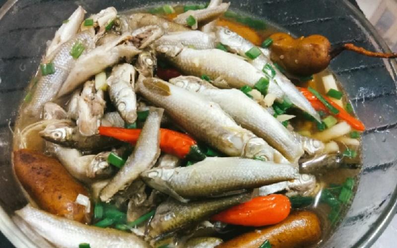 Cách chế biến món cá linh kho lạt đúng vị miền Tây, thơm ngon và đậm đà hương vị vùng sông nước.