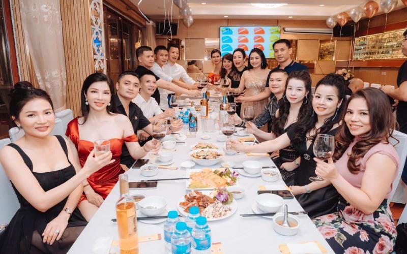 Ý tưởng tổ chức sinh nhật cho bạn gái vừa đơn giản lại vừa tràn đầy ý nghĩa. Hãy tạo ra một kỷ niệm đặc biệt để nàng cảm nhận được tình yêu và sự quan tâm của bạn qua từng chi tiết nhỏ.
