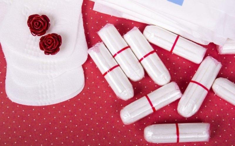 Khi gặp phải tình trạng rong kinh, cần chú ý đến chế độ ăn uống để giúp cơ thể phục hồi và giảm bớt sự mệt mỏi. Vậy những thực phẩm nào nên được bổ sung, và đâu là những món cần tránh để bảo vệ sức khỏe trong thời gian này?