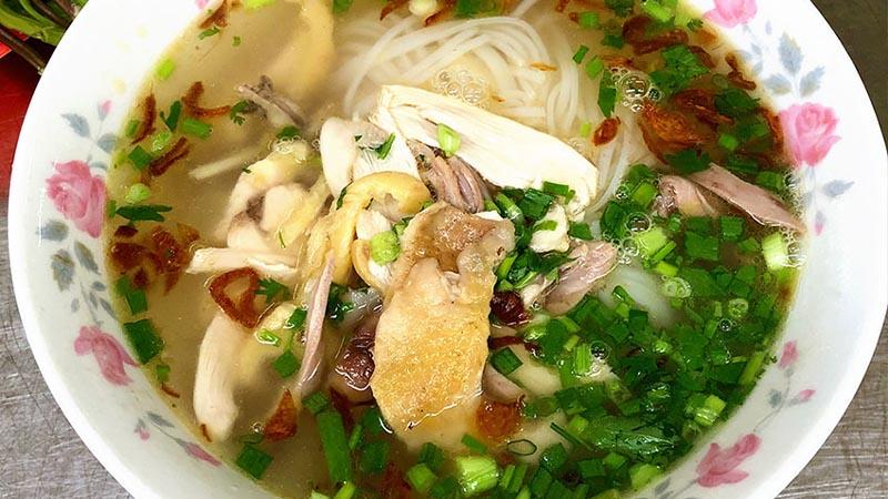 Khám phá bí quyết chế biến hủ tiếu gà thơm ngon đầy cuốn hút, khiến ai cũng phải xiêu lòng