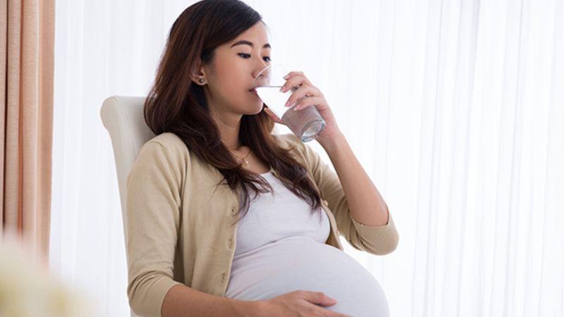 Vì sao mẹ bầu thường xuyên cảm thấy khát nước? Những phương pháp hữu ích để giảm thiểu cơn khát trong thai kỳ.