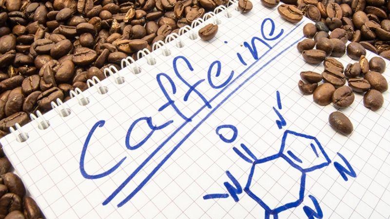 Caffeine là một chất kích thích phổ biến, nhưng liệu nó có thật sự tốt cho sức khoẻ? Bạn nên tiêu thụ bao nhiêu caffeine mỗi ngày để đạt được hiệu quả tốt nhất?
