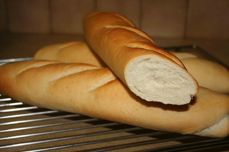 Sự khác biệt và sự tương đồng giữa bánh mì đen và bánh mì trắng luôn là câu hỏi được nhiều người quan tâm. Cùng tìm hiểu về hai loại bánh mì này để hiểu rõ hơn về những đặc điểm thú vị của chúng.