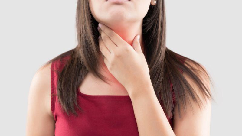 Mẹ bị viêm họng khi đang cho con bú: Có đáng lo? Cách khắc phục đơn giản cho mẹ
