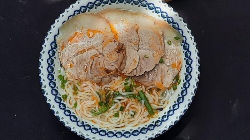 Hướng dẫn nấu bún giò heo Quảng Ngãi chuẩn vị, mang đậm hương vị quê hương xứ Quảng. Món ăn hấp dẫn này sẽ làm bạn mê mẩn từ lần thử đầu tiên.