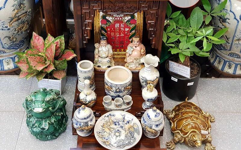 Hướng dẫn chi tiết cách thiết lập bàn thờ thần tài và bài văn khấn để thu hút tài lộc và may mắn cho gia đình.