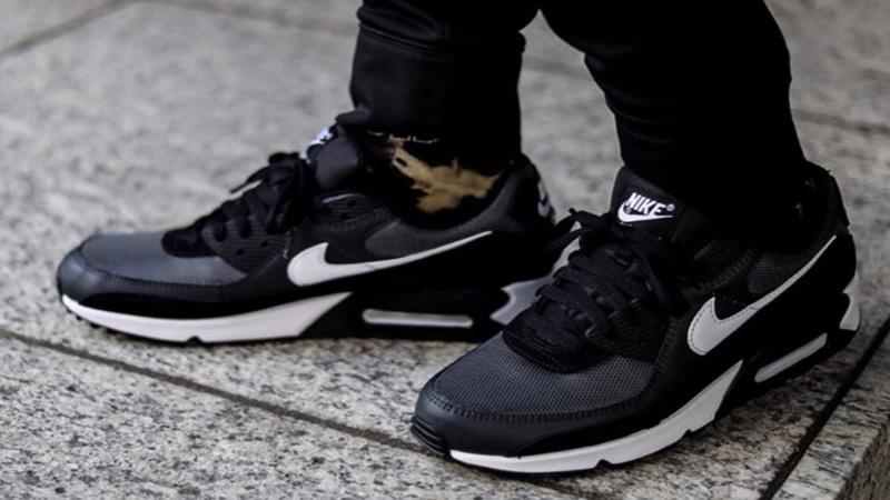 Khám phá 10 đôi giày thể thao nam Nike được yêu thích nhất tại Việt Nam, mang đến sự kết hợp hoàn hảo giữa thời trang và hiệu suất.