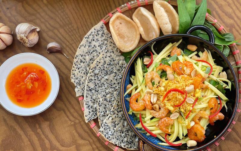 Cách chế biến món gỏi xoài tôm khô chua ngọt thơm ngon, dễ làm tại nhà.