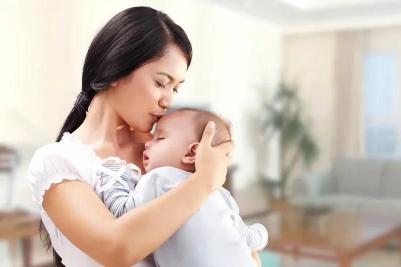 Cách bế bé sơ sinh đúng chuẩn để bảo vệ cột sống của bé khỏi những tác động không mong muốn, giúp bé phát triển khỏe mạnh.